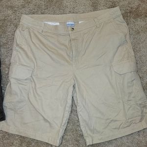 Columbia Men's khaki cargo shorts 42w